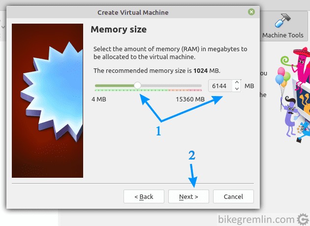 Izaberite količinu RAM-a koji će biti dodeljen VM-u (1) i kliknite "Next" (2)